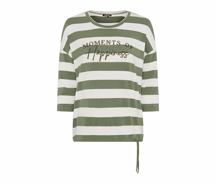 T-shirt rayé blanc et vert olive à manches 3/4, avec l'inscription "MOMENTS OF Happiness" et un cordon de serrage à l'ourlet.