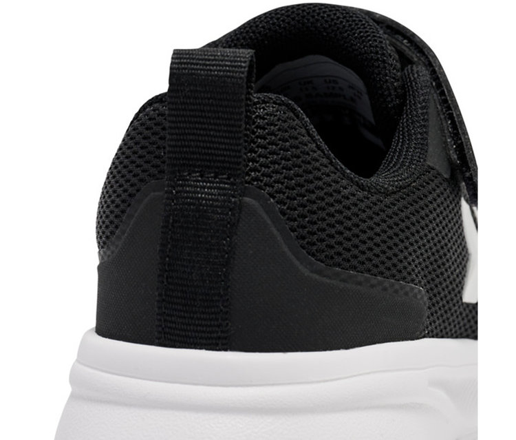 Gros plan du talon d'une basket anthracite hummel® « Actus Tr Bearther Jr » avec une semelle blanche et une tirette noire.