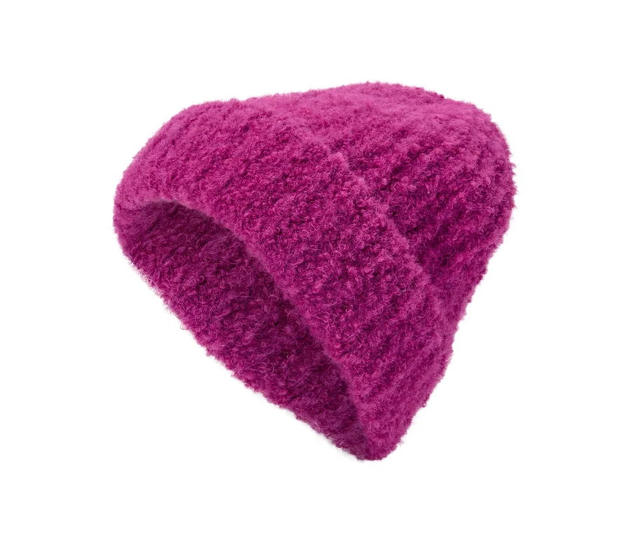 Bonnet en maille bouclée fuchsia avec un bord replié.