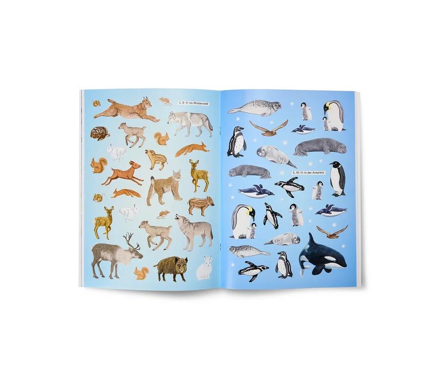 Livre ouvert avec des autocollants d'animaux. Page de gauche : animaux de la forêt (lynx, loup, cerf, sanglier) sous « Im Winterwald ». Page de droite : animaux de l'Antarctique (phoques, pingouins, orque) sous « In der Antarktis ».