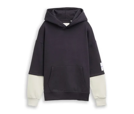 Sweat à capuche gris foncé avec poche kangourou et bas de manches crème.