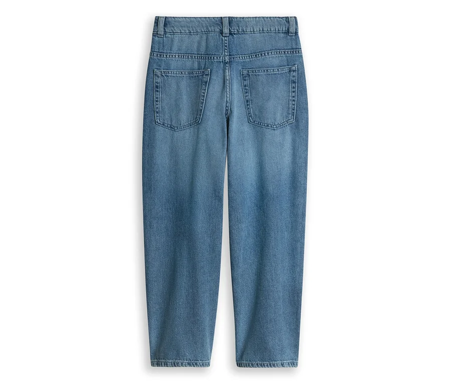 Vue de dos d'un jean en denim bleu clair avec deux poches arrière rectangulaires et une jambe droite légèrement raccourcie.