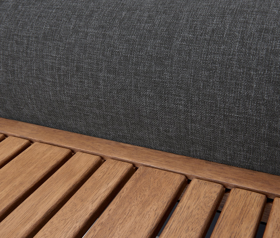 Gros plan sur un élément d'angle du coin salon Elin avec un rembourrage gris et une structure en bois.