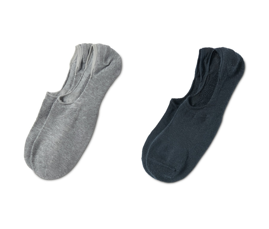 Deux paires de soquettes de sport sur fond blanc.