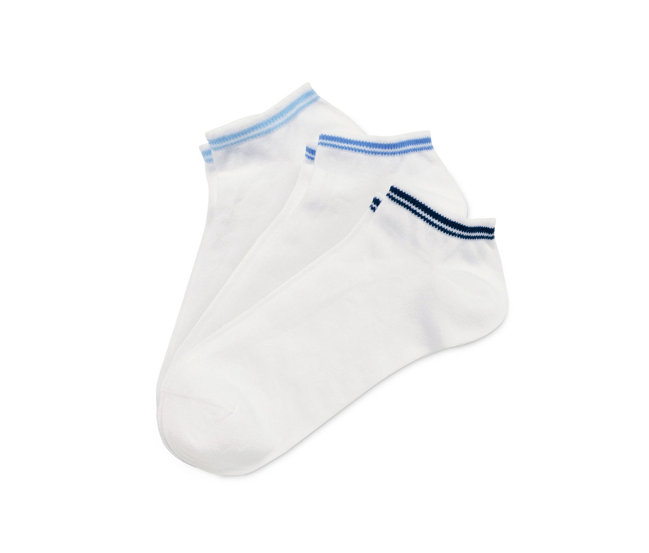 Trois paires de socquettes de sport blanches.