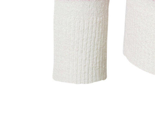 Une jaquette en maille bouclée blanche avec des rayures horizontales rouges.