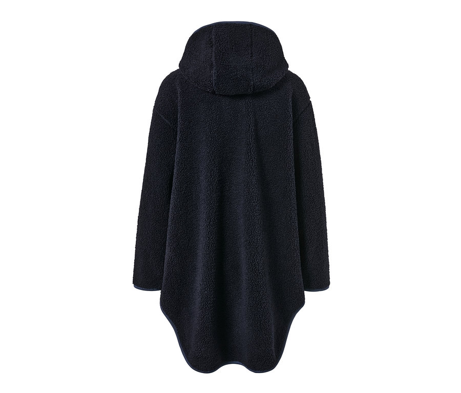 Gros plan sur le dos d'un manteau oversize en peluche.