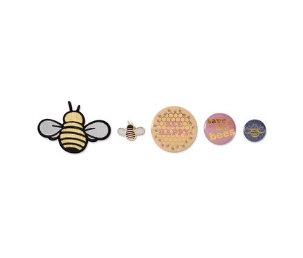 Kit badges et image à repasser avec un patch abeille et trois badges.