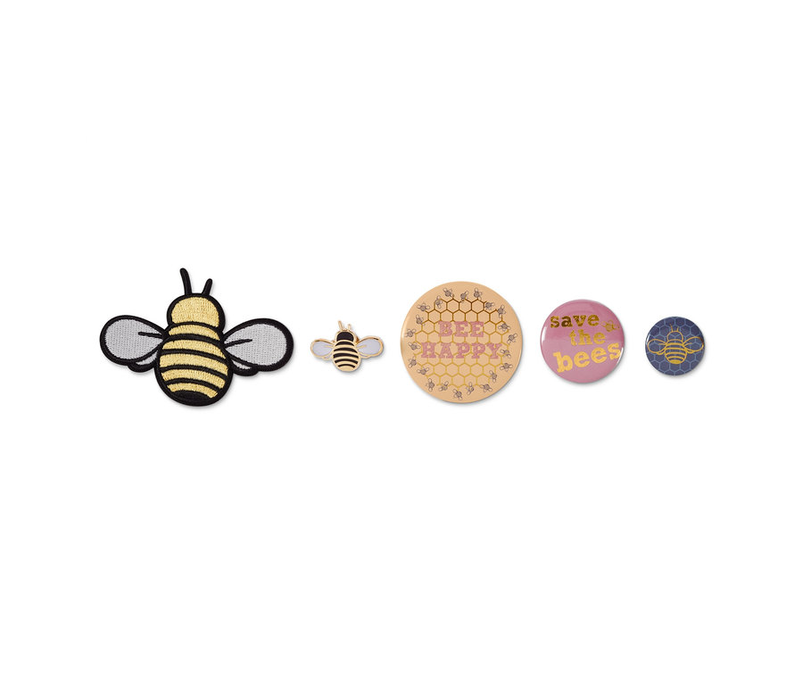 Kit badges et image à repasser avec un patch abeille et trois badges.