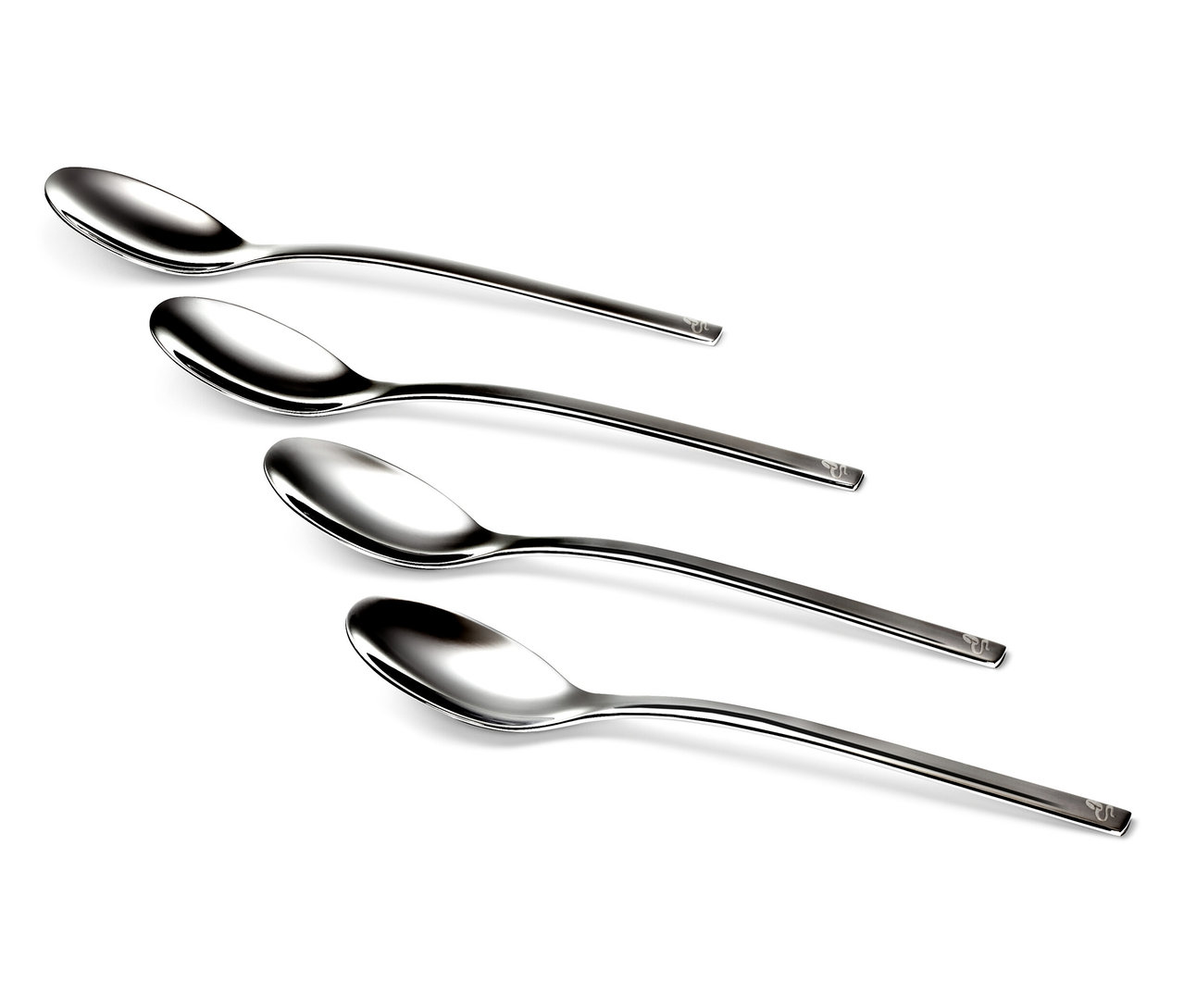 Quatre cuillères à café, lot de 4, disposées en diagonale sur fond blanc.