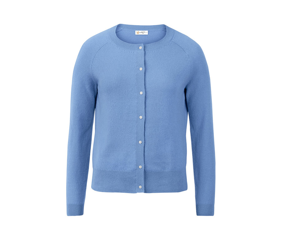 Gilet en cachemire bleu clair boutonné.