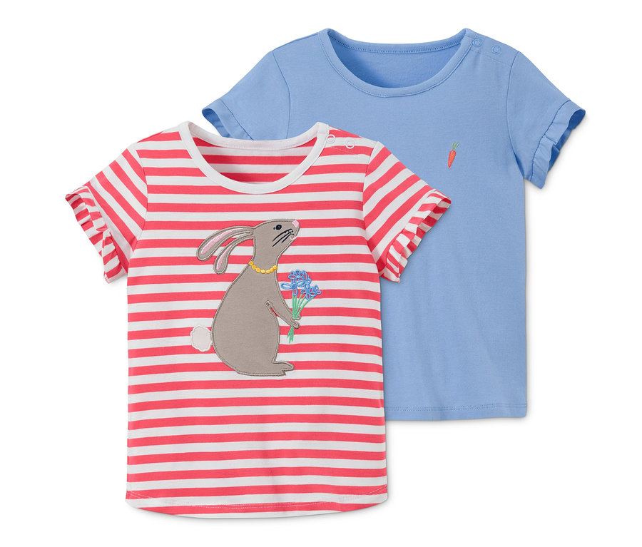 Deux t-shirts : un rayé avec un lapin et un bleu avec une carotte.