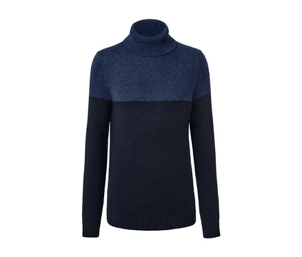 Pull à col roulé bicolore dans les tons de bleu.