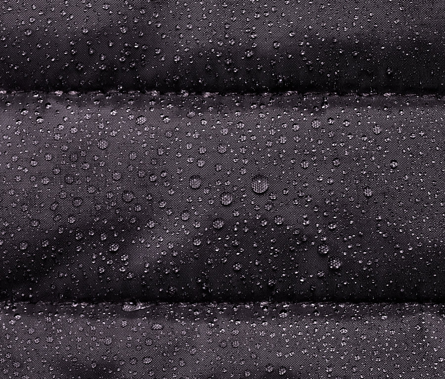 Gros plan d'une pochette multifonction isolée bleue avec des gouttes d'eau.