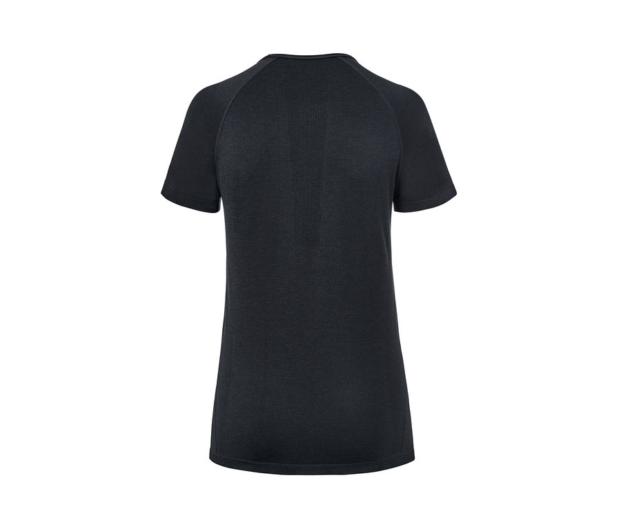 Gros plan sur un t-shirt fonctionnel noir sans coutures.
