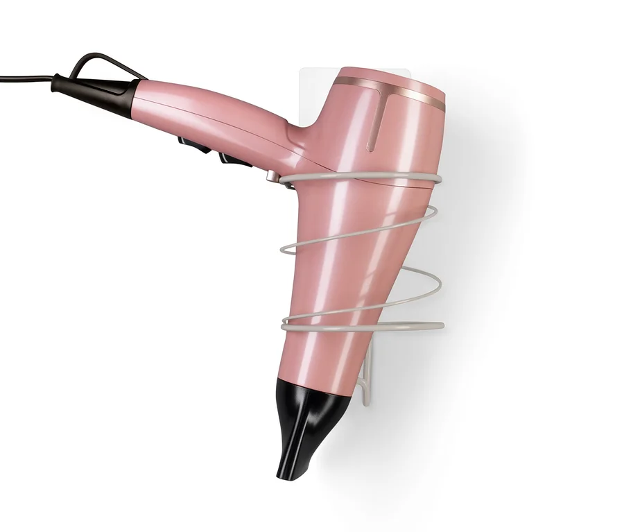 Sèche-cheveux rose dans son support à sèche-cheveux.