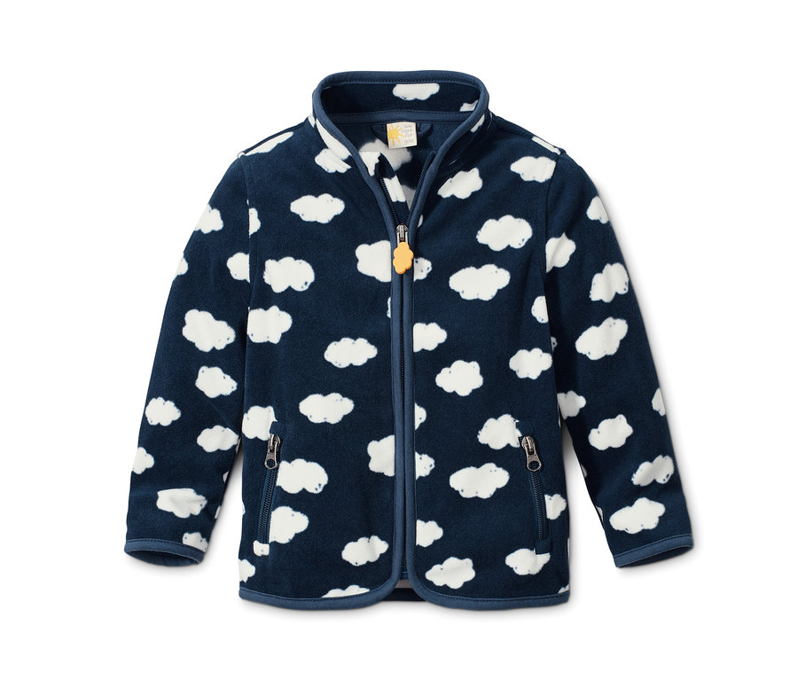 Jaquette en polaire bleue avec un motif intégral de nuages blancs.