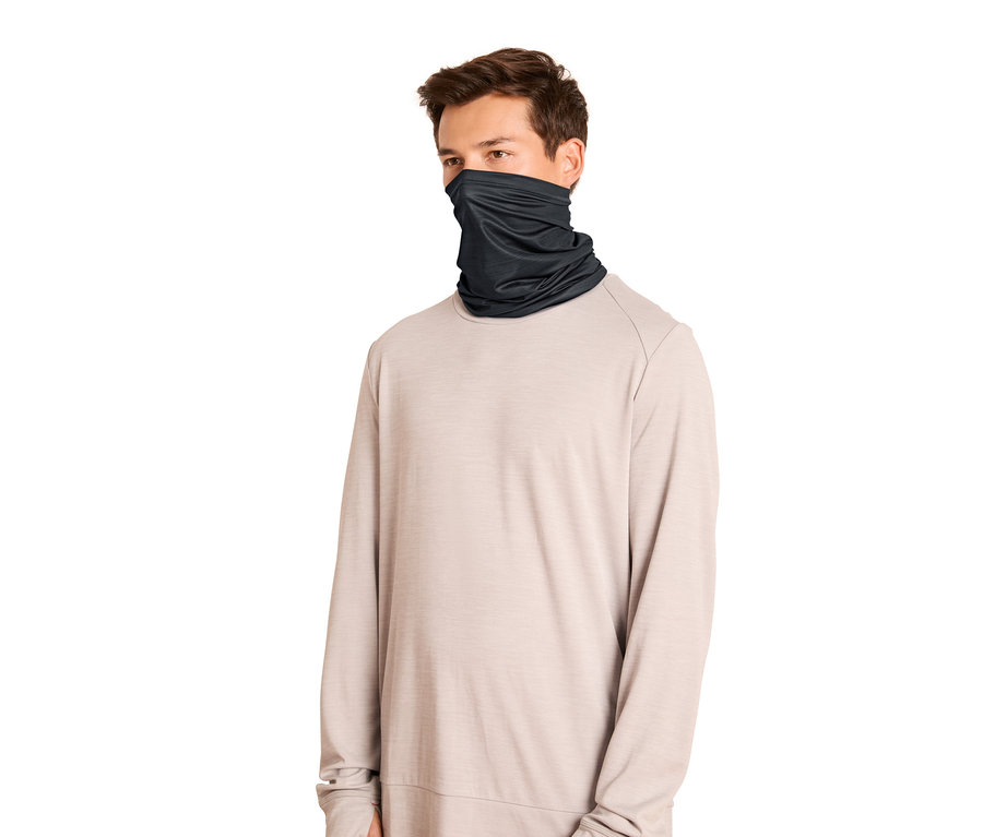 Un homme portant un foulard multifonction anthracite couvrant son visage et son cou.