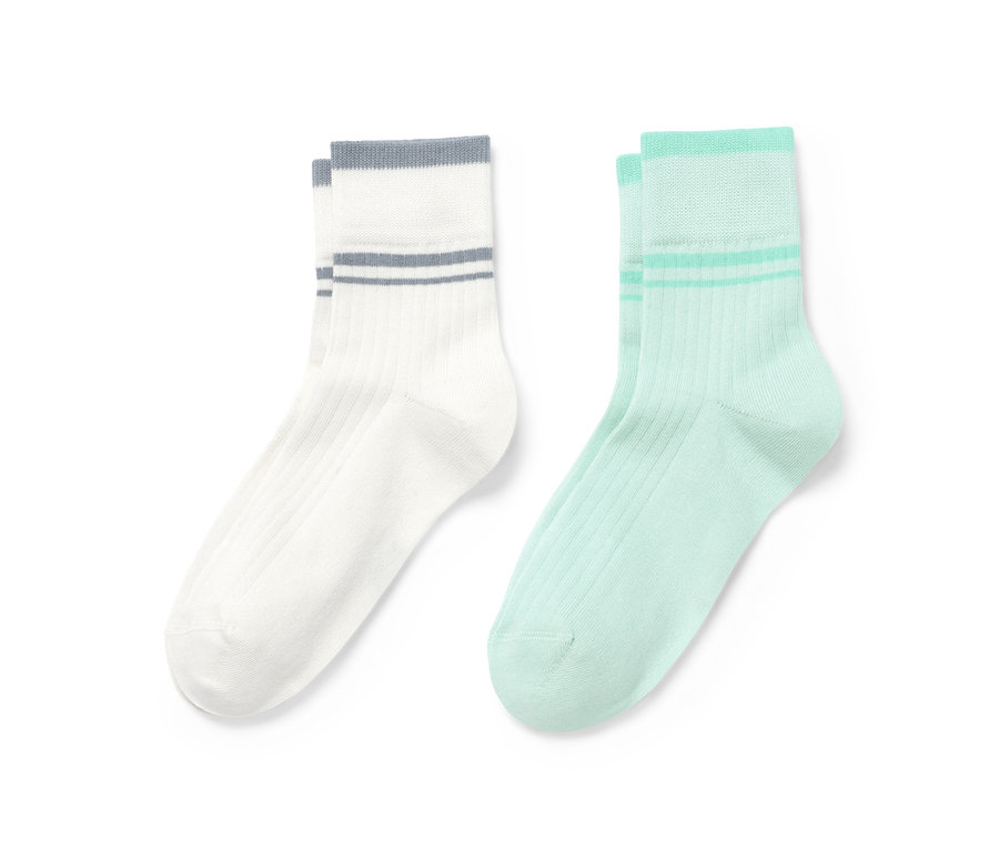 Deux paires de chaussettes de sport : une paire blanche à rayures grises et une paire vert menthe à rayures.
