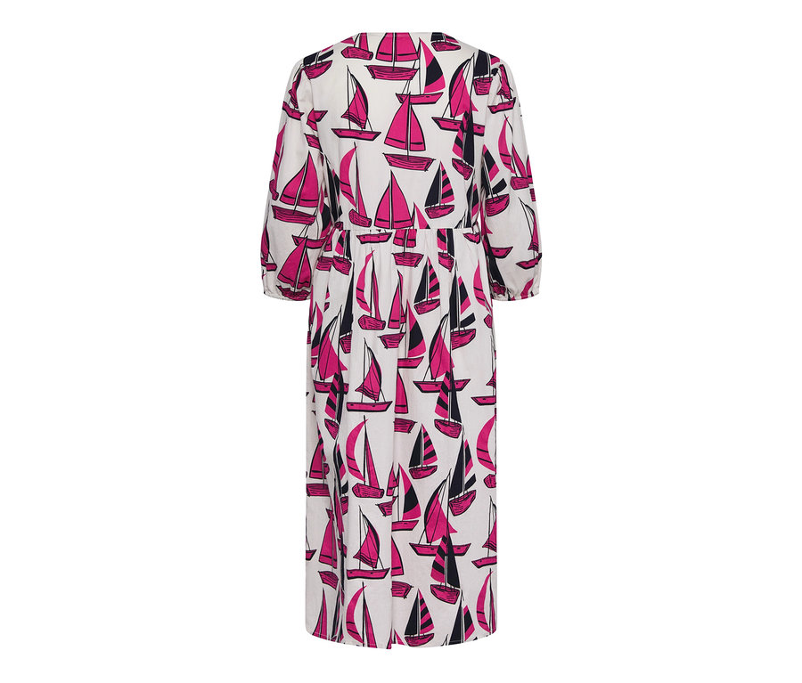 Robe midi blanche imprimée de voiliers roses et noirs.
