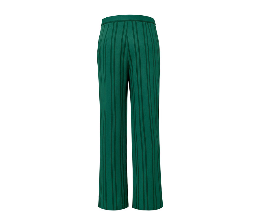 Pantalon à rayures vertes.