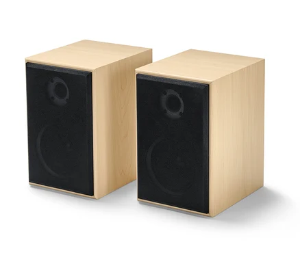 Deux enceintes stéréo avec Bluetooth® en bois avec une grille noire sur fond blanc.