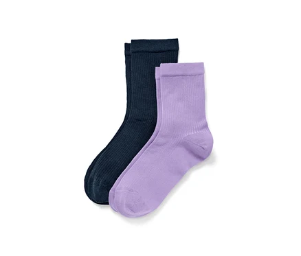 Deux paires de chaussettes côtelées : une paire bleu marine, une paire violet clair.