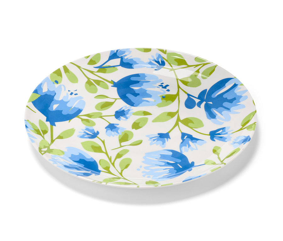 Un plat de service avec des fleurs bleues et des feuilles vertes.