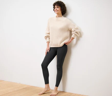 Femme posant en legging doublé et pull.