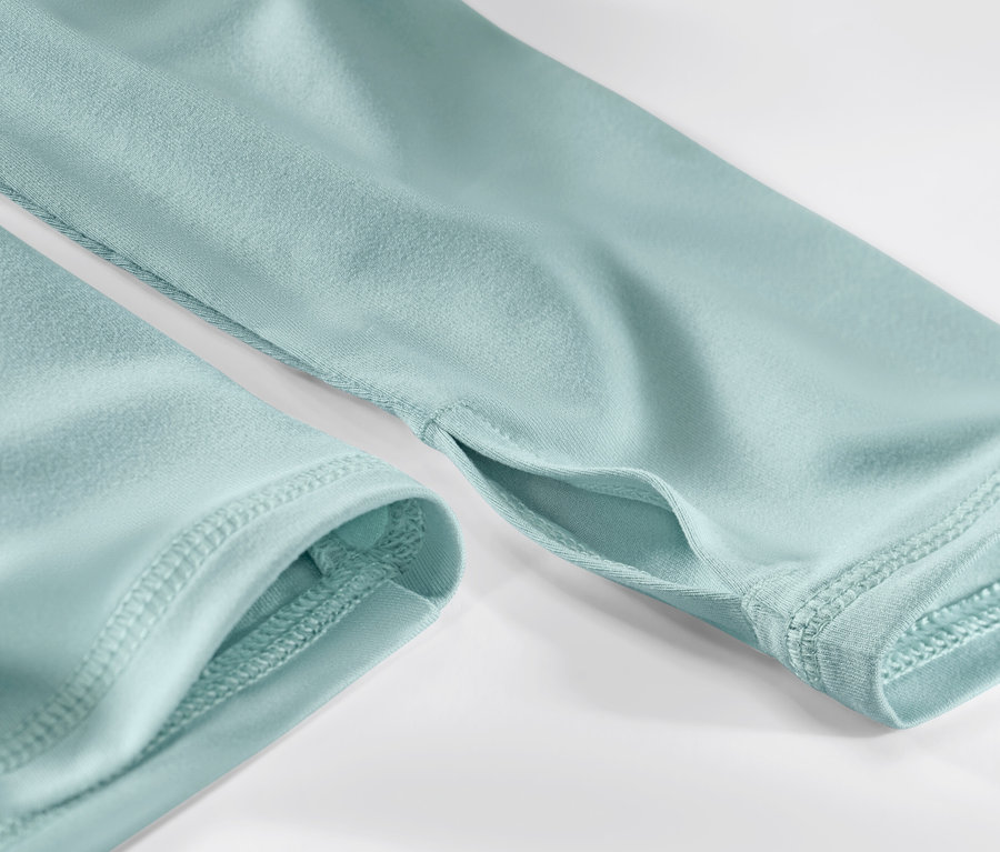 Détail d'un t-shirt technique à manches longues bleu clair.