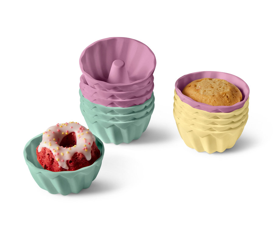 Mini-kouglofs dans des moules : un donut rouge, une pile de moules verts et roses, et des moules jaunes avec un kouglof. 12 moules à mini-kouglofs.