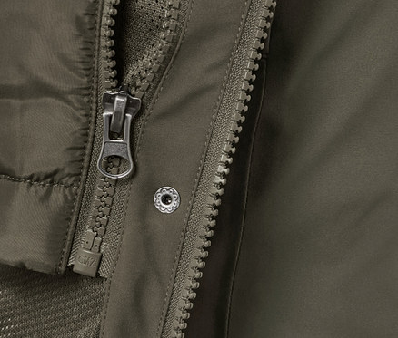 Gros plan sur un manteau de pluie 3-en-1 avec gilet olive, avec fermeture éclair et bouton-pression.