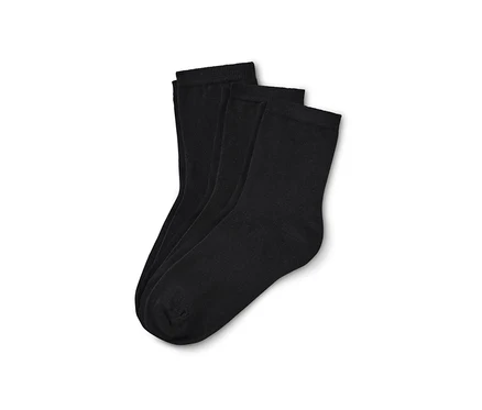 Trois paires de chaussettes sont posées sur un fond blanc.