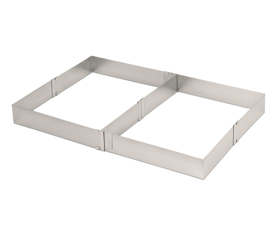 Deux cadres à pâtisserie en acier inoxydable sont posés côte à côte sur un fond blanc.