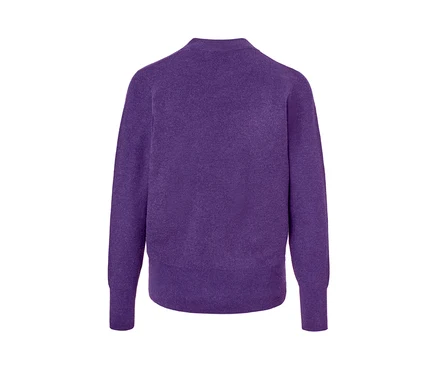 Vue détaillée d'un pull en maille fine violet.
