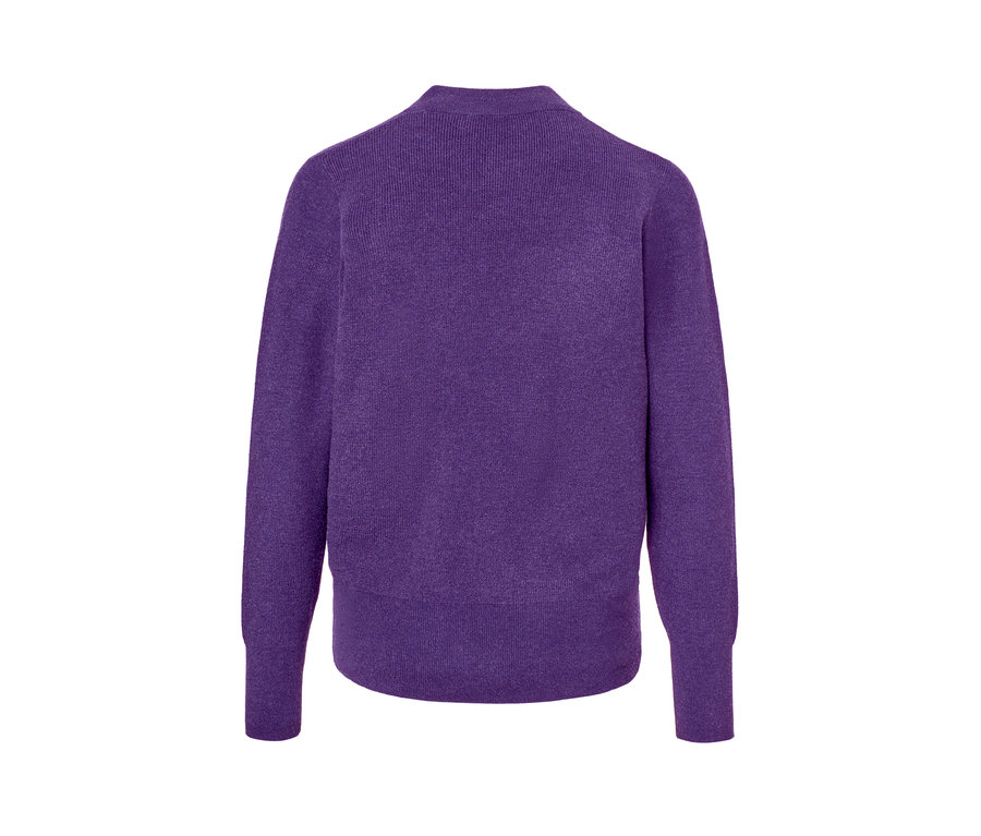 Vue détaillée d'un pull en maille fine violet.