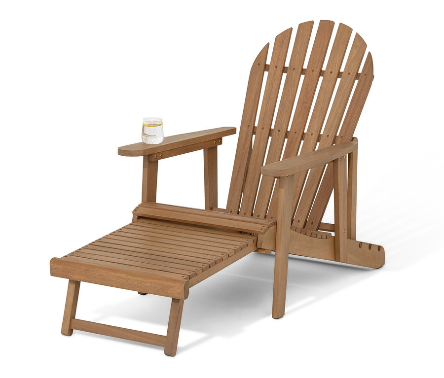 Fauteuil de relaxation Adirondack simple avec repose-pieds extensible et un verre sur l'accoudoir. Chaise de jardin Adirondack avec repose-pieds extensible.