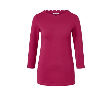 T-shirt manches 3/4 rouge framboise avec encolure festonnée.