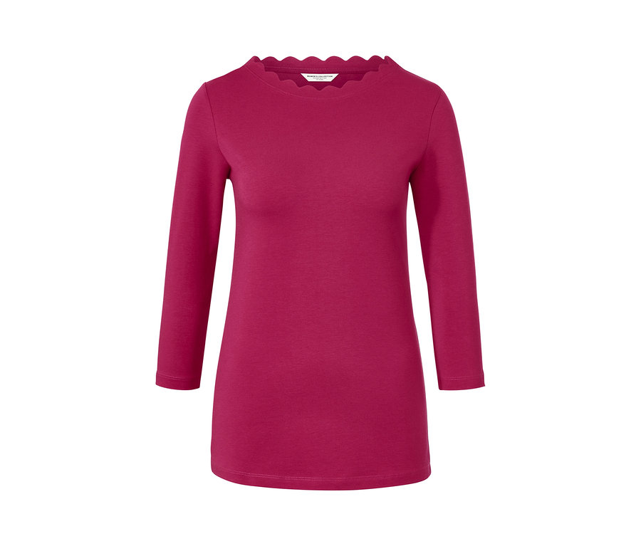 T-shirt manches 3/4 rouge framboise avec encolure festonnée.