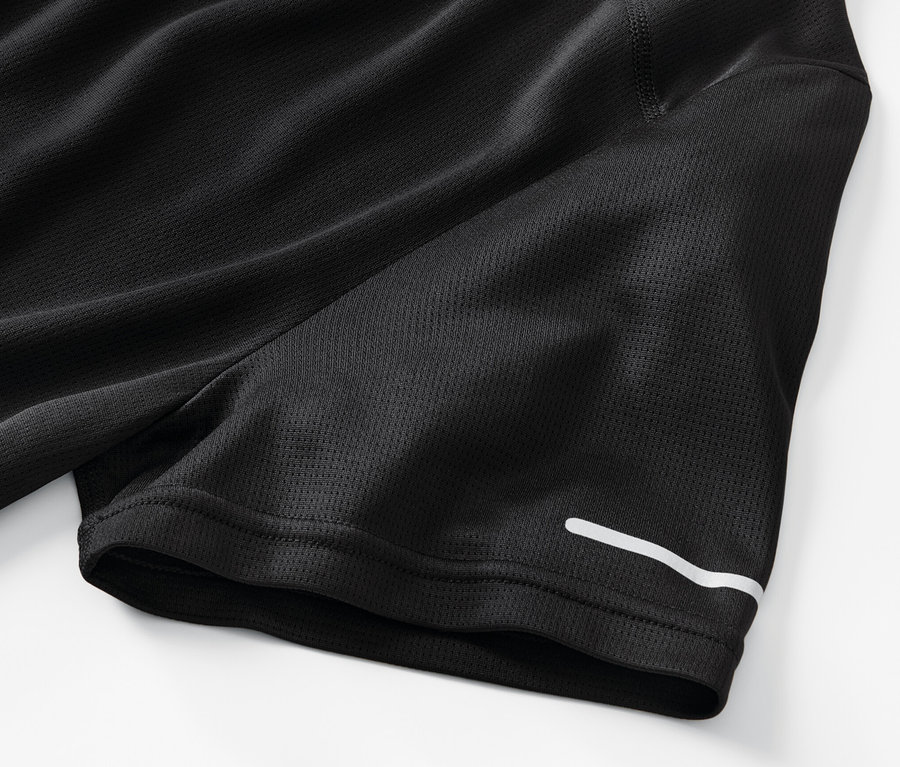 Gros plan sur un t-shirt technique noir.