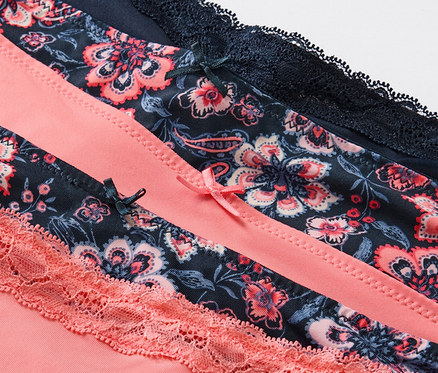 Gros plan sur cinq culottes bleues.