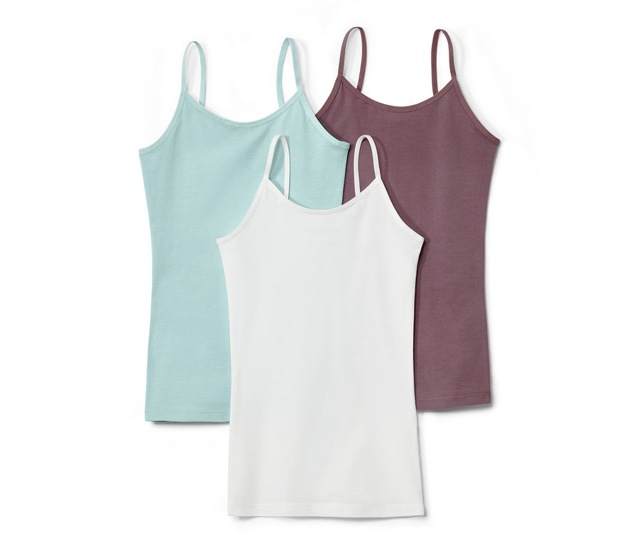 Trois maillots de corps pour enfant bleu clair, blanc et violet.