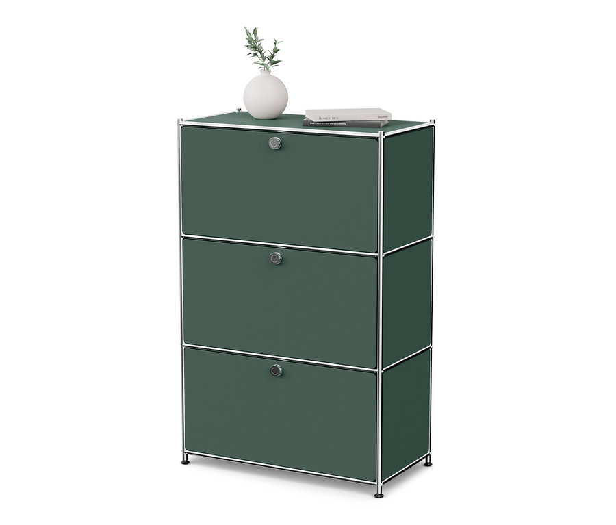 Commode en métal « CN3 » à 3 abattants de couleur olive avec un vase et une plante et un livre sur le dessus.