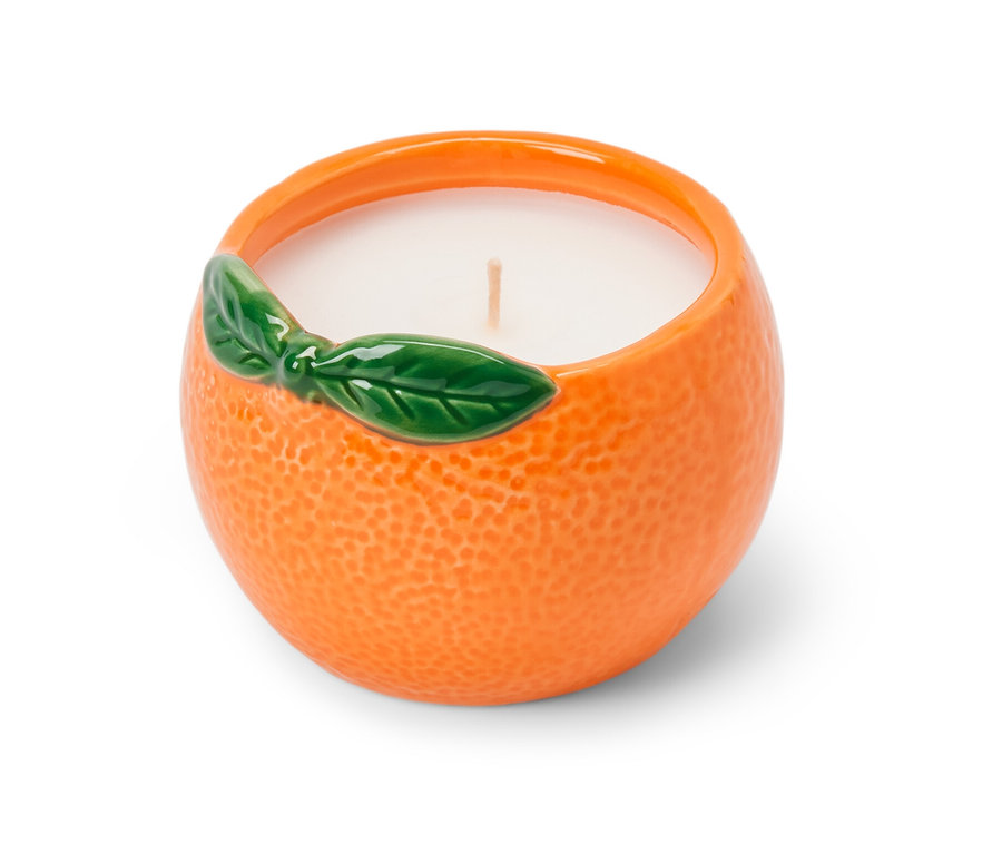 Bougie à la citronnelle dans un récipient orange.