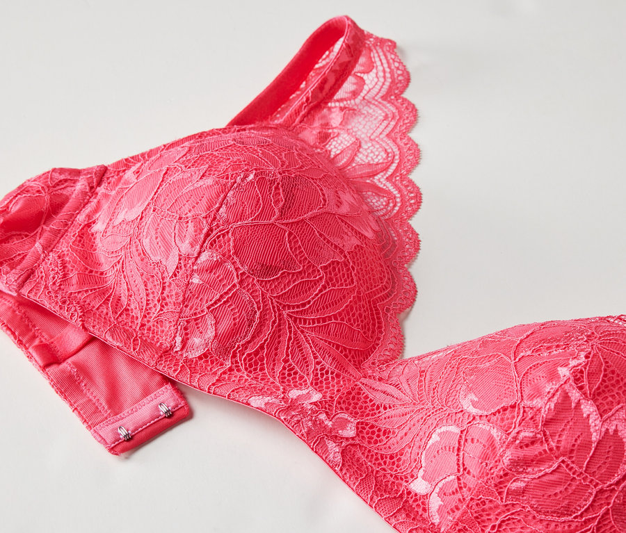 Gros plan d'un soutien-gorge à coques souples rouge avec de la dentelle.