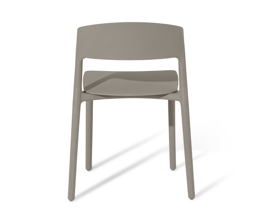 Une seule chaise en plastique beige.