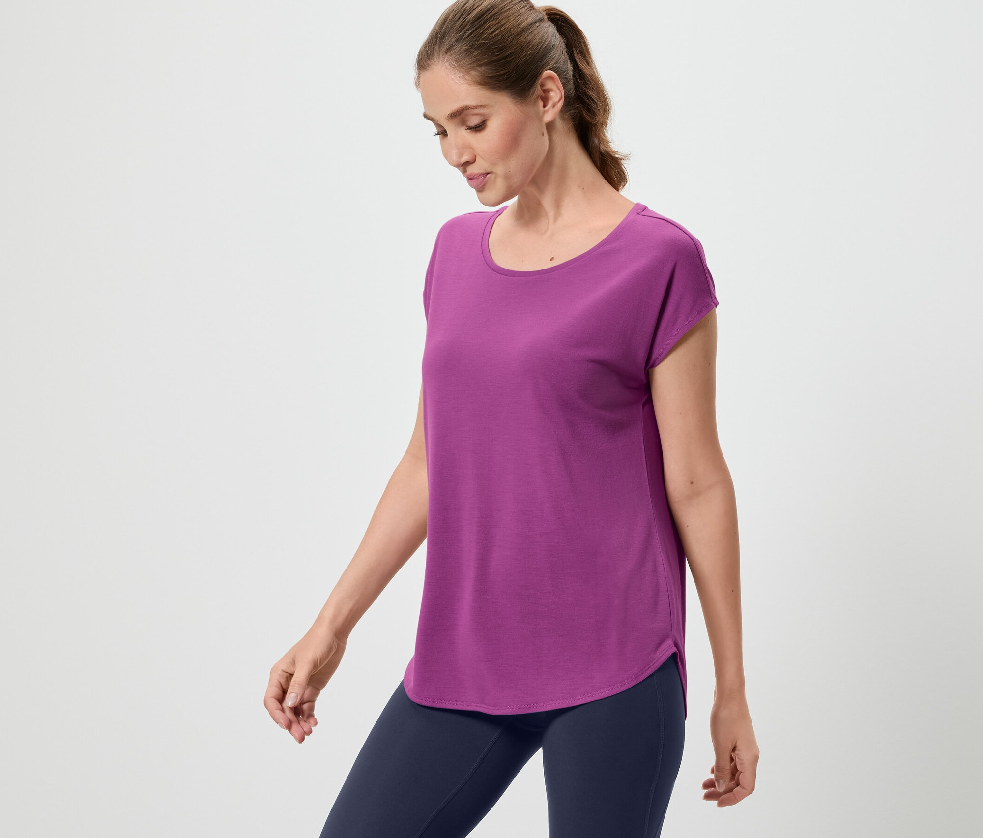 Femme portant un t-shirt de sport violet.