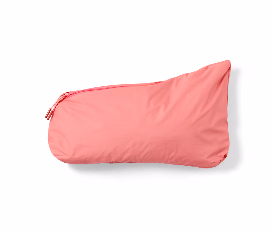 Une veste de pluie pliable rose.
