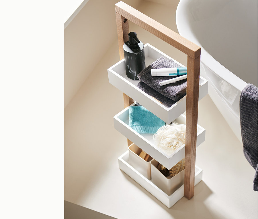 Un rayonnage à quatre niveaux avec un stylo électrique pour les sourcils, un rasoir électrique, un distributeur de savon marbré, deux serviettes jacquard, deux organisateurs et des gants de toilette.