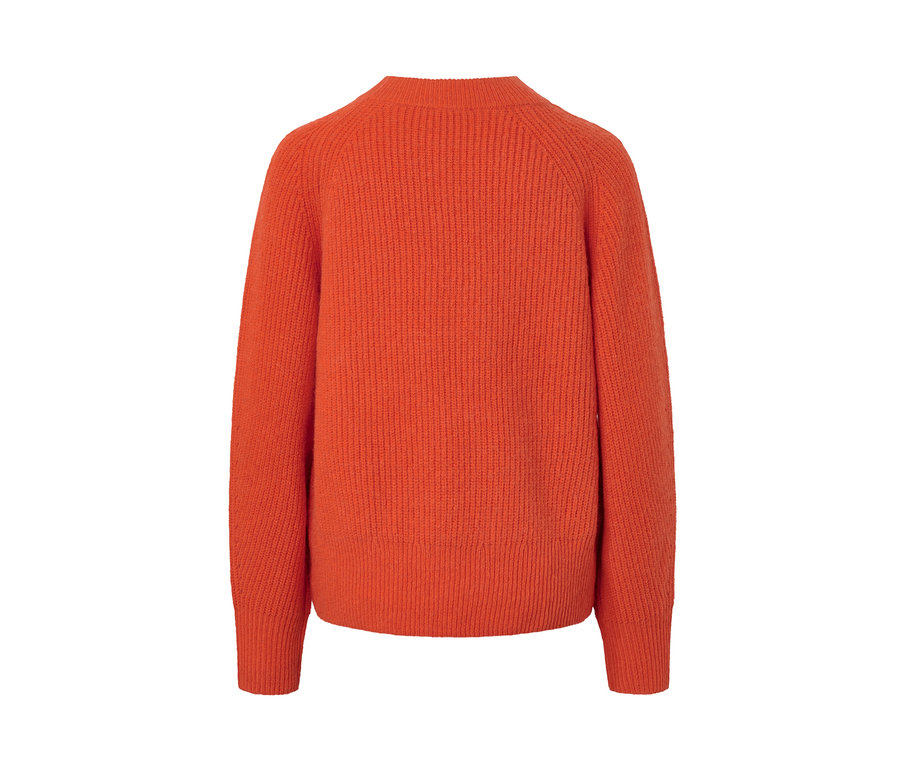 Vue détaillée d'un pull en maille orange.